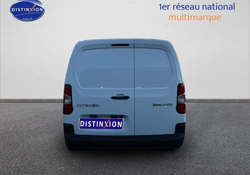 Vue arrière d'un Citroën Berlingo Fourgon blanc 2025 avec portes battantes et logo visible.