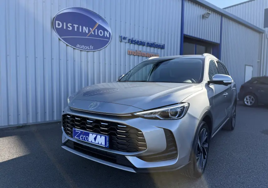 Vue 3/4 avant droite du SUV MG ZS gris Hampstead avec calandre imposante et phares LED distinctifs.