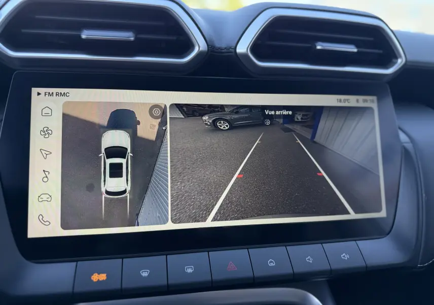 Écran central du MG ZS 2026 montrant la caméra 360° et la vue arrière avec repères de recul, intérieur noir.