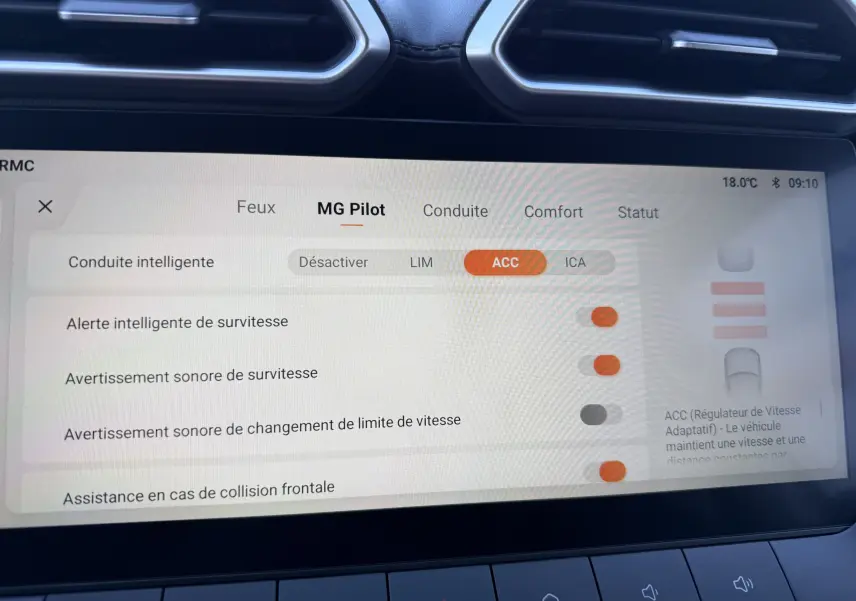 Écran tactile intérieur du MG ZS 1.5 L Hybrid+ 2026 montrant les réglages du système d’aide à la conduite MG Pilot.