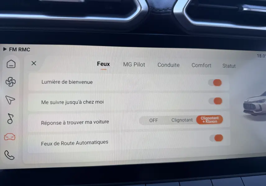 Écran tactile central du MG ZS 1.5 L Hybrid+ 2026 montrant les réglages des feux avec interface claire et icônes modernes.