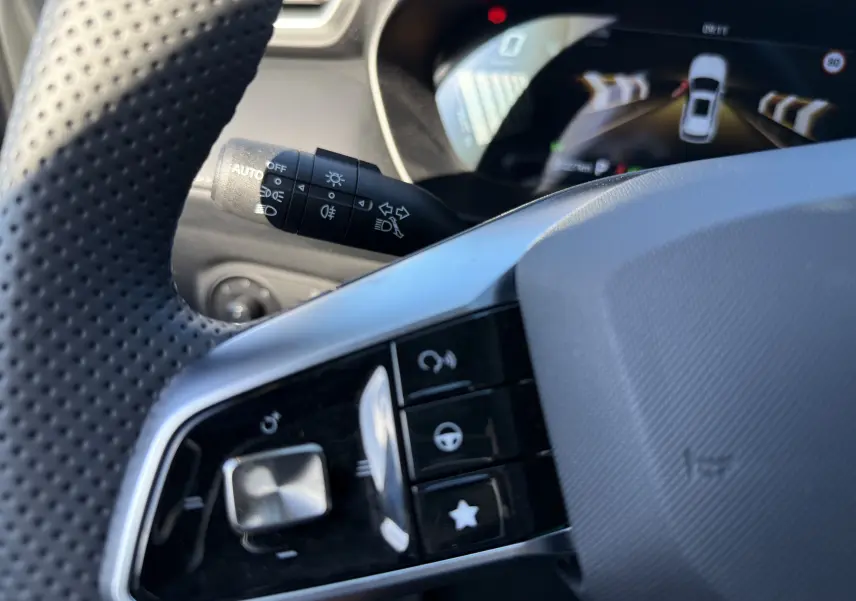 Gros plan sur la partie gauche du volant perforé et le combiné d'instruments numérique du MG ZS 2026.