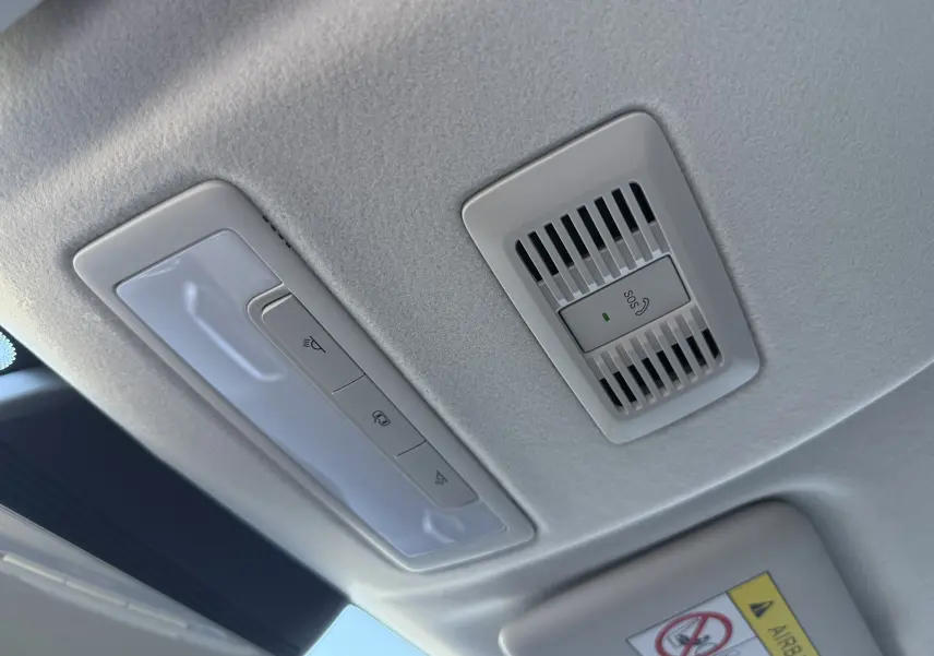 Plafonnier intérieur gris clair avec boutons de commande et alerte SOS du MG ZS 1.5 L Hybrid+ 2026 en vue rapprochée.