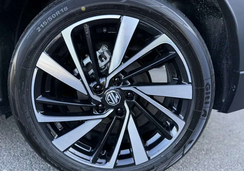 Gros plan sur la jante alliage bicolore noire et argentée du MG ZS 1.5 L Hybrid+ 2026 en couleur Hampstead Grey.