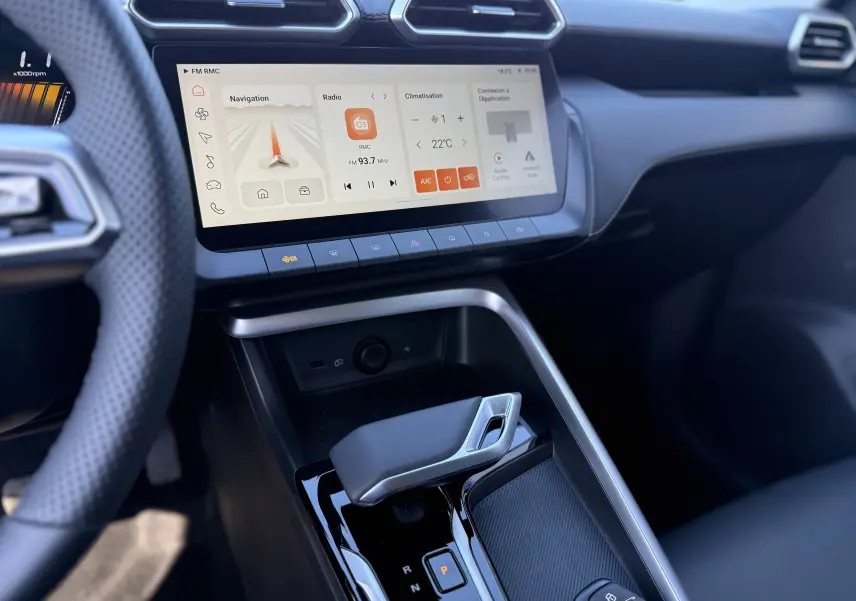 Vue intérieure côté conducteur du tableau de bord et levier de vitesse automatique du MG ZS gris Hampstead, écran tactile allumé.