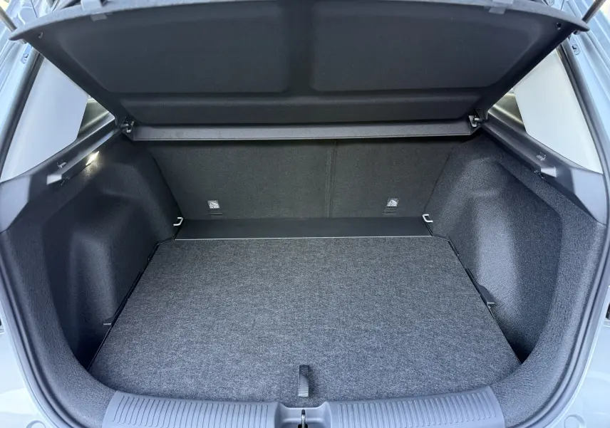Coffre ouvert vu de l'arrière du MG ZS 1.5 L Hybrid+ 197 ch Luxury en couleur Hampstead Grey, intérieur noir.