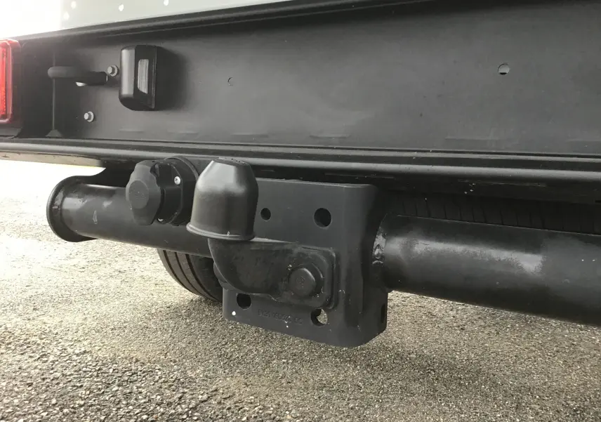 Gros plan sur l'attelage de remorque noir fixé à l'arrière du Ford Transit Chassis Cabine blanc 2024.