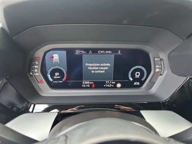 Vue rapprochée du combiné d'instruments digital de l'Audi A3 Sportback 2024, affichant les informations de conduite.