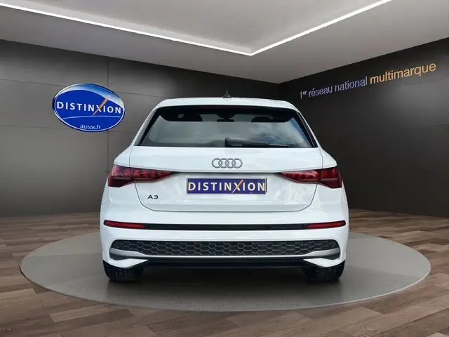 Vue arrière d'une Audi A3 Sportback 2024 en blanc Arkona, avec feux LED et logo Audi bien visibles.