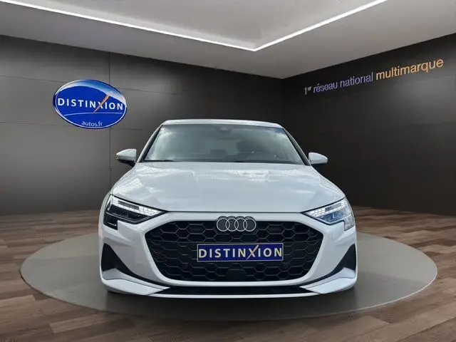 Audi A3 Sportback blanc Arkona vue de face, avec calandre noire hexagonale et éclairage LED distinctif.