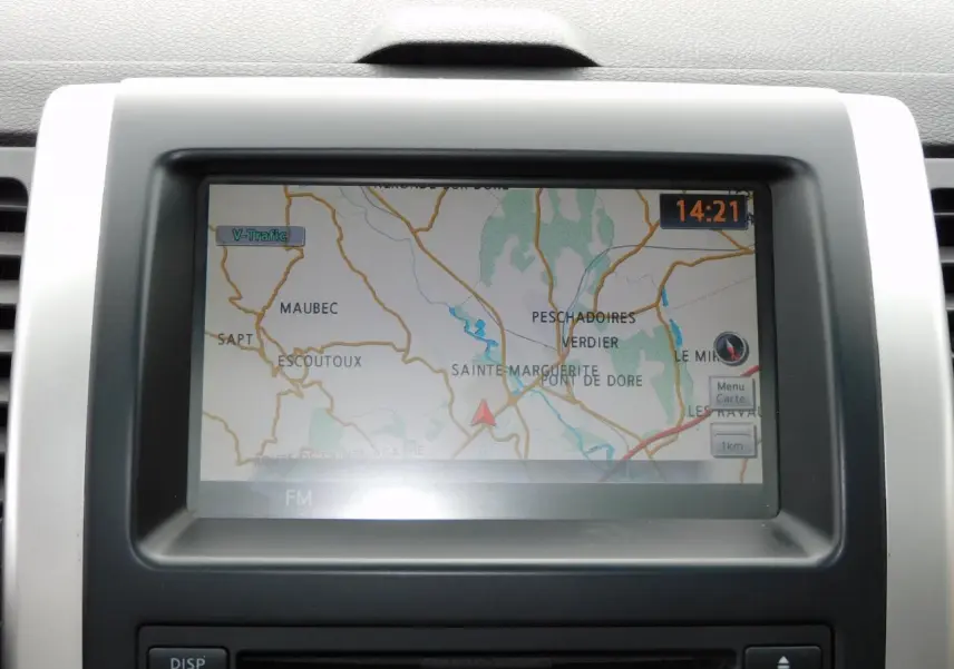 Écran GPS affichant une carte routière dans le tableau de bord du Nissan X-TRAIL noir de 2011.