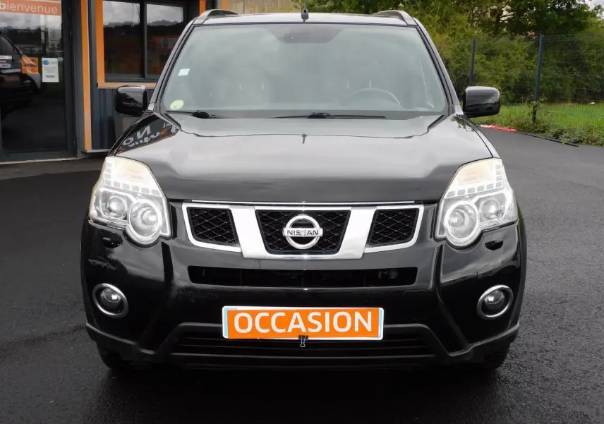 Vue frontale d'un Nissan X-TRAIL noir 2011 avec plaque "OCCASION" et calandre chromée brillante.