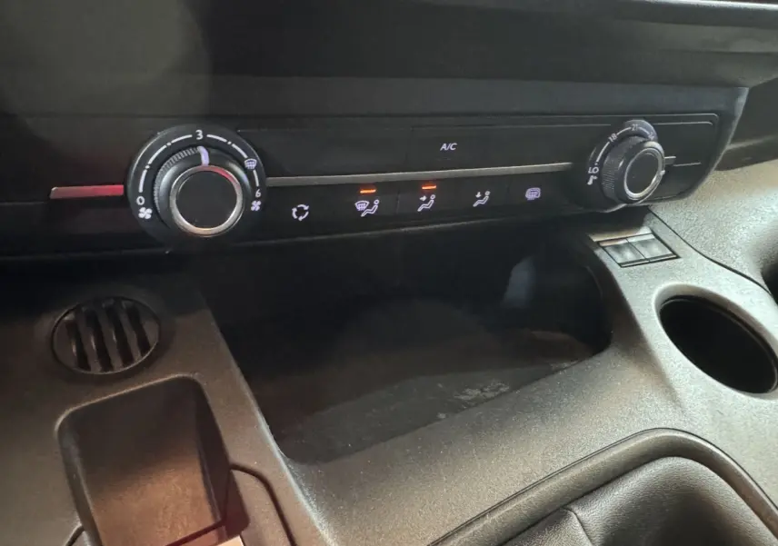 Détail de la console centrale du Citroën Berlingo 2020 blanc, montrant les commandes de climatisation et ventilation.