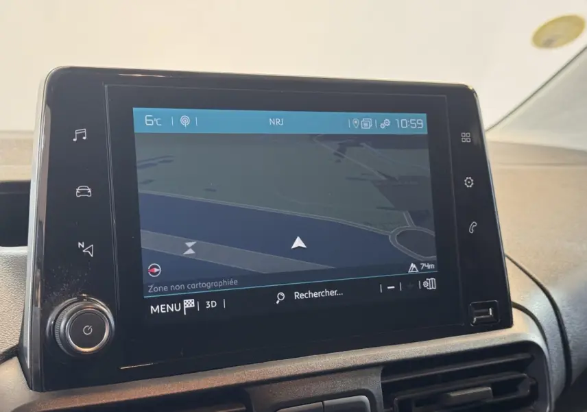 Écran tactile central du tableau de bord du Citroën Berlingo 2020 affichant le système de navigation.
