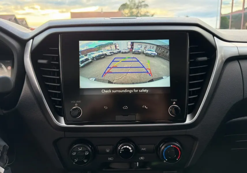 Vue intérieure du tableau de bord de l'Isuzu D-MAX 2026 avec écran tactile affichant la caméra de recul.