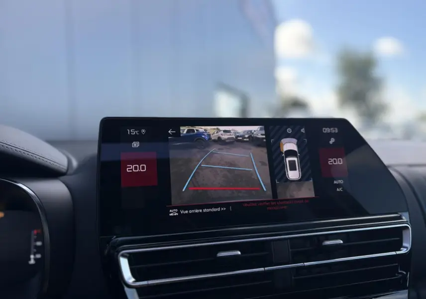 Vue intérieure du tableau de bord du Citroën C5 Aircross 2025 avec écran tactile affichant la caméra de recul et la climatisation à 20°C.
