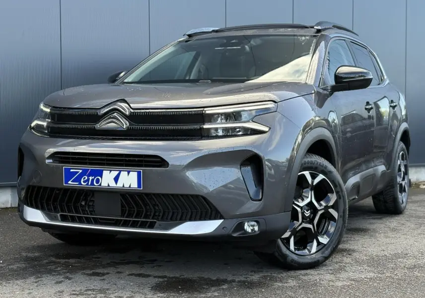 Citroën C5 Aircross gris Platinium en 3/4 avant droit, avec jantes alliage bi-ton et toit noir brillant.