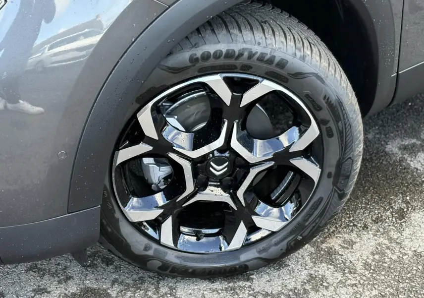 Gros plan sur la jante alliage bi-ton noire et argentée du côté avant gauche du Citroën C5 Aircross Gris Platinium.