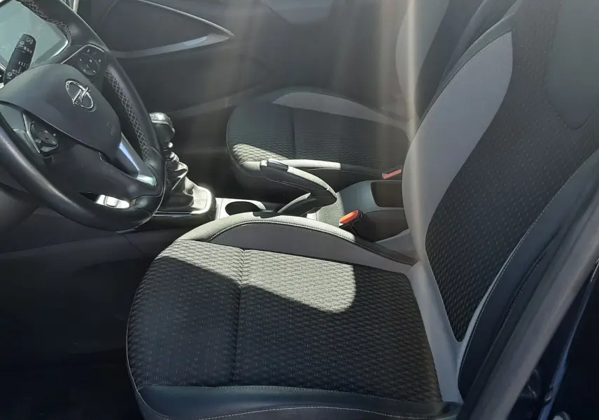 Intérieur de l'Opel Crossland X 130ch Innovation 2019, vue côté conducteur sur volant, tableau de bord et levier de vitesses manuelle.
