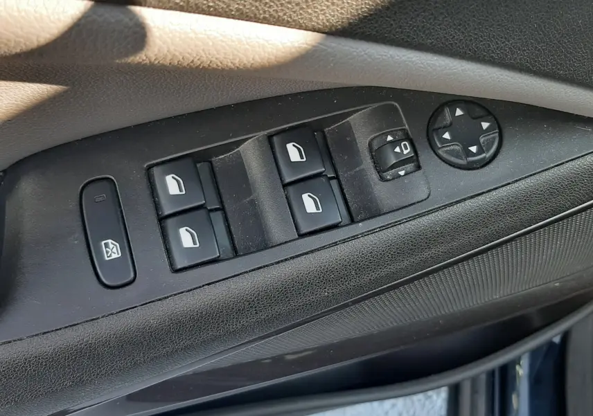 Vue plongeante sur l'accoudoir central noir et les sièges tissu gris à motifs de l'Opel Crossland X 130ch Innovation 2019.