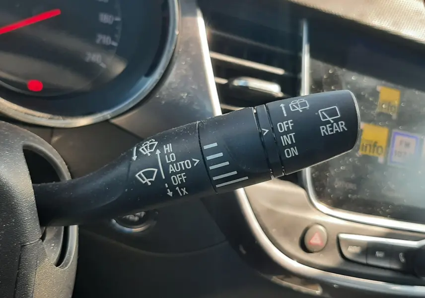 Gros plan sur la manette de clignotant et le compte-tours du tableau de bord intérieur d'une Opel Crossland 2019.