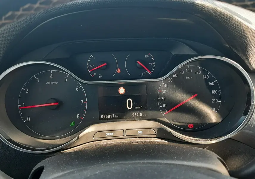 Gros plan sur la commande des essuie-glaces dans l'habitacle gris d'un Opel Crossland noir toit blanc, tableau de bord partiellement visible.