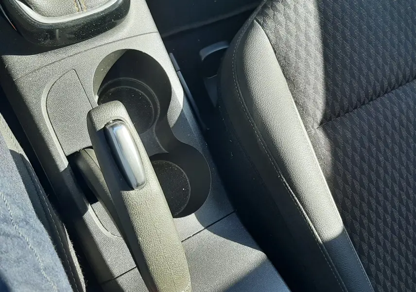 Vue rapprochée du tableau de bord noir de l'Opel Crossland X 130ch Innovation avec compteur à zéro km/h.