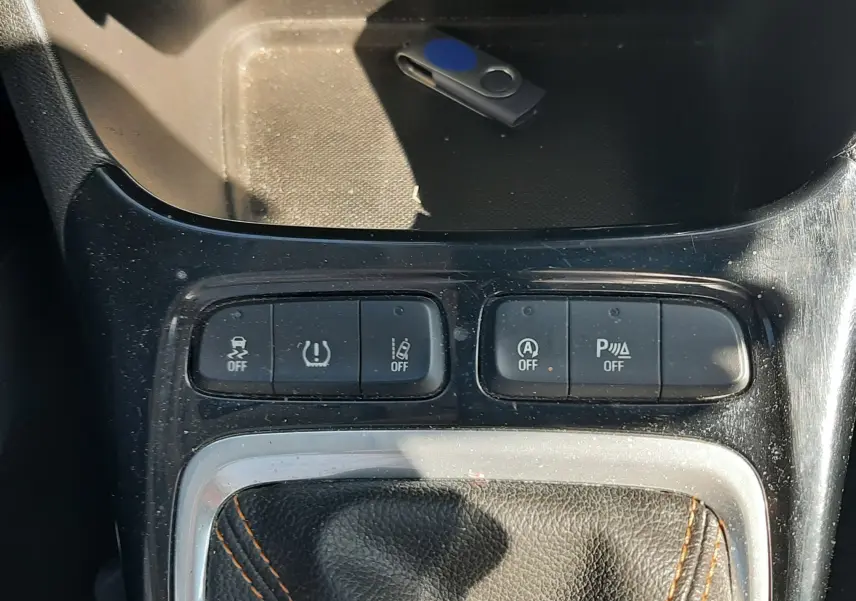 Le levier de vitesses manuel noir brillant de l'Opel Crossland X 130ch Innovation, avec marquages des six rapports et de la marche arrière.