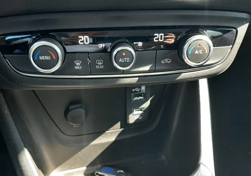 Prise 12V et double port USB en gros plan dans le compartiment central d'un Opel Crossland X 130ch Innovation 2019.