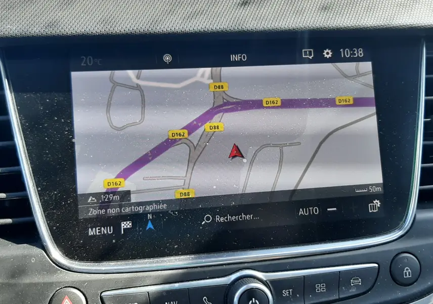 Écran central tactile de l'Opel Crossland noir, affichant les stations radio FM avec commandes audio en dessous.