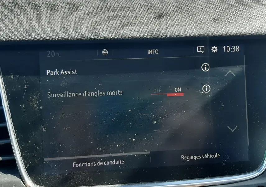 Écran tactile central de l'Opel Crossland X 130ch Innovation 2019 affichant les options Apple CarPlay et Android Auto.
