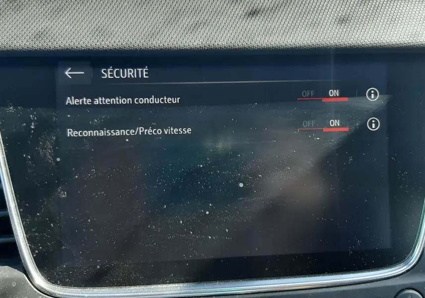 Écran tactile du système multimédia de l'Opel Crossland X 130ch Innovation affichant les choix de manœuvre de stationnement.