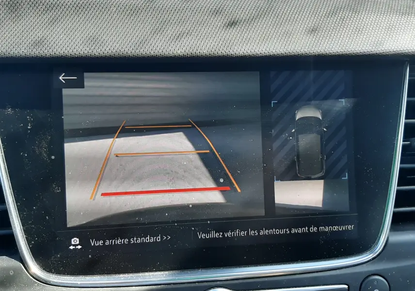 Écran tactile du système multimédia de l’Opel Crossland noir, affichant les réglages de sécurité activés.