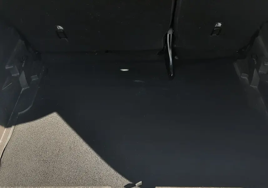 Écran de caméra de recul et vue 360° dans l'habitacle d'une Opel Crossland noir avec toit blanc, version 2019.