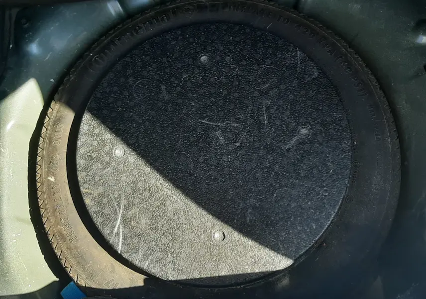 Coffre vide vu de l'intérieur arrière d'un Opel Crossland noir avec toit blanc, version X 130ch Innovation 2019.