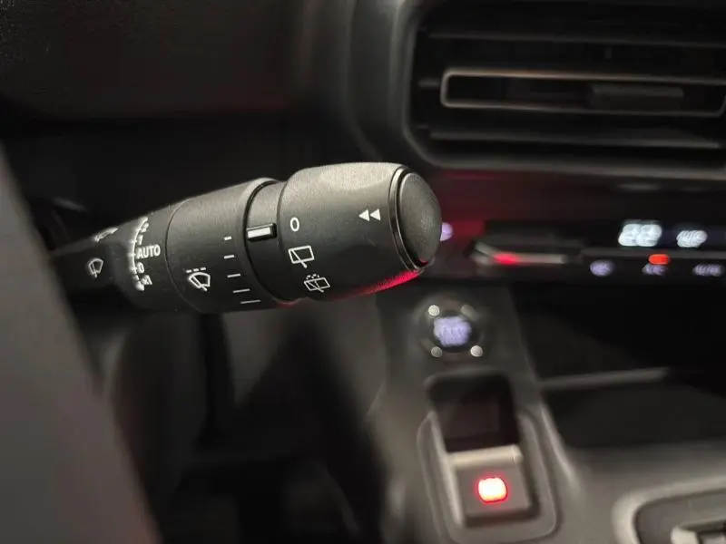 Gros plan sur la commande d'essuie-glace du Peugeot Partner XL BlueHDi 130ch 2025, intérieur noir.