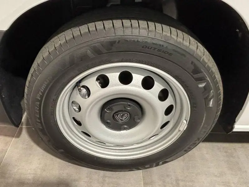 Gros plan sur la roue avant droite du Peugeot Partner XL blanc Icy, mettant en valeur la jante acier et le pneu Vantra.