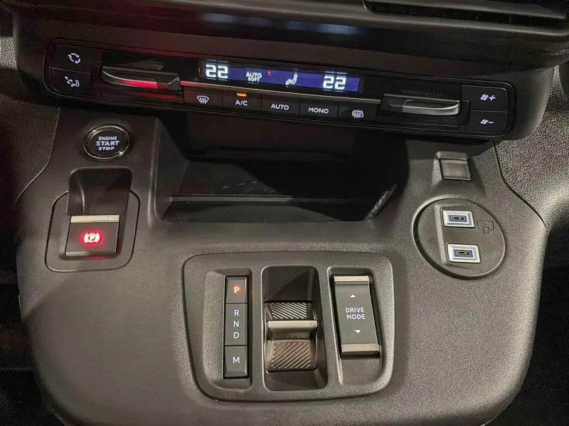 Vue rapprochée de la console centrale du Peugeot Partner XL 2025 avec commandes de climatisation, boîte auto et ports USB.