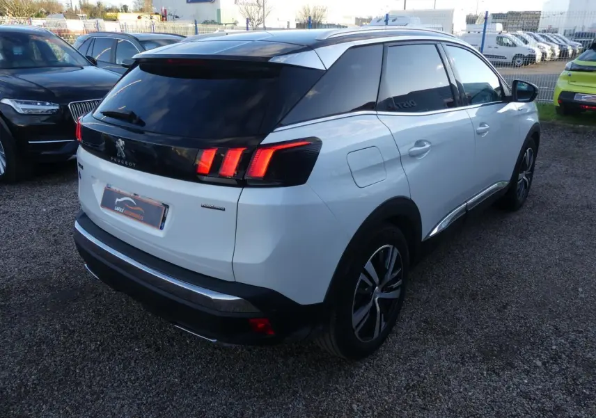 Peugeot 3008 GT Line blanc nacré vue 3/4 arrière droit avec toit noir et feux arrière LED distinctifs.