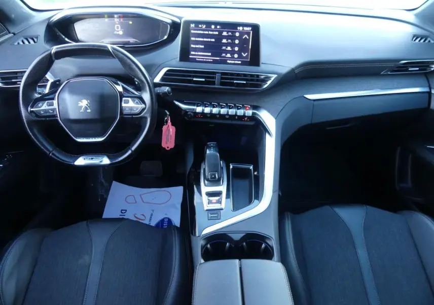 Vue intérieure avant du Peugeot 3008 GT Line 2020, tableau de bord noir avec volant compact et écran tactile central.