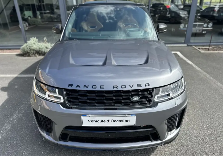 Vue avant d'un Range Rover Sport gris foncé 2020 avec capot ventilé et calandre noire distinctive.