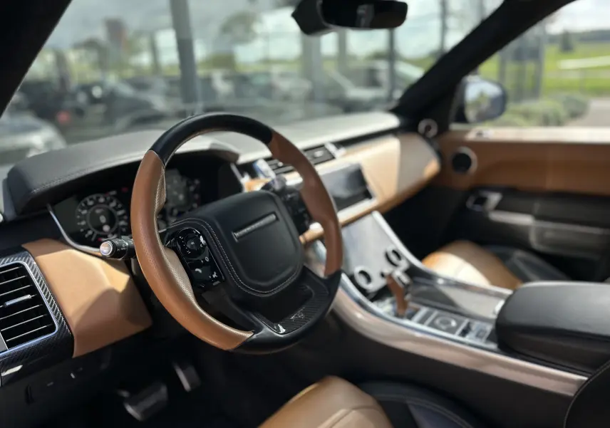 Intérieur du Range Rover Sport SVR Carbon Edition 2020, vue côté conducteur, cuir marron et détails carbone visibles.