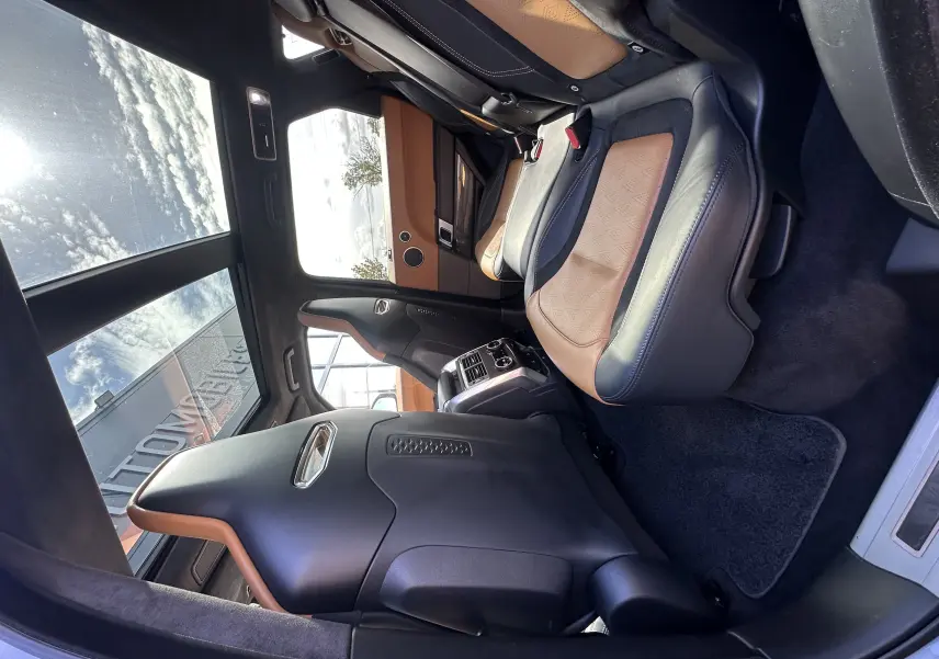 Vue intérieure arrière droite du Range Rover Sport SVR Carbon Edition 2020, sièges cuir bicolore noir et marron.
