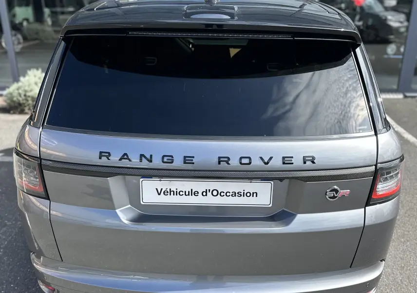 Vue arrière d'un Range Rover Sport gris foncé 2020 avec logo SVR et double sortie d'échappement rectangulaire.
