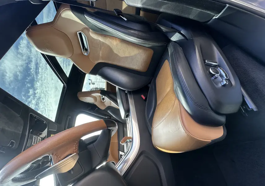 Intérieur du Range Rover Sport SVR 2020, vue côté conducteur, sièges cuir bicolore marron et noir avec finitions premium.