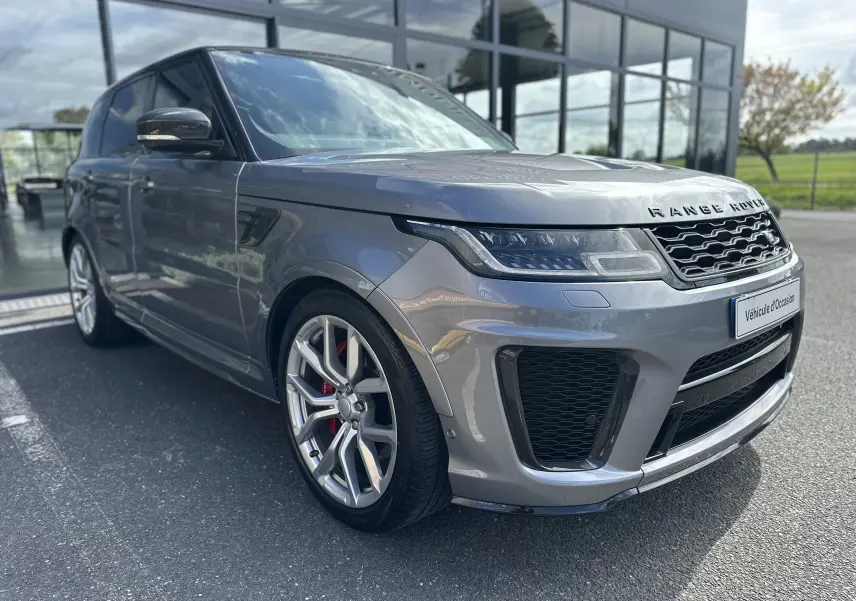 Vue 3/4 avant gauche du Range Rover Sport SVR Carbon Edition gris foncé avec jantes alliage et étriers rouges.