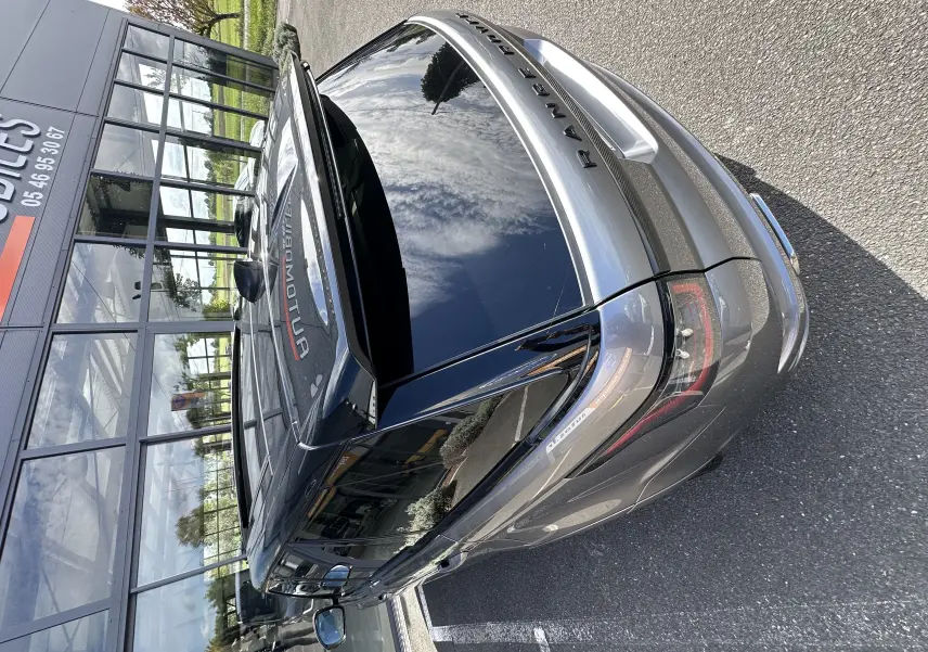 Vue 3/4 arrière du Range Rover Sport SVR Carbon Edition 2020 en gris foncé, avec toit noir brillant et feux arrière LED.