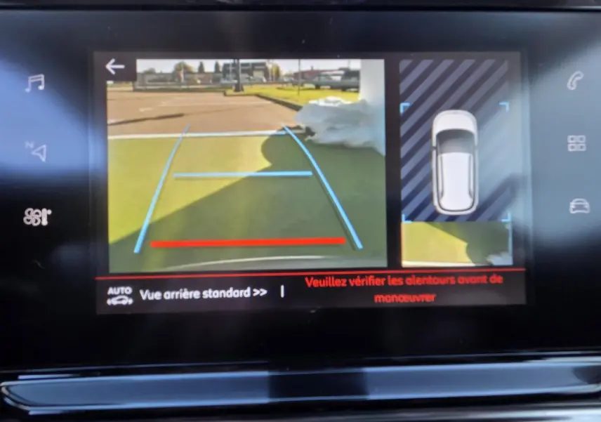 Écran de caméra de recul du Citroën C3 Aircross 2021 montrant les lignes de guidage et l'affichage top rear vision.