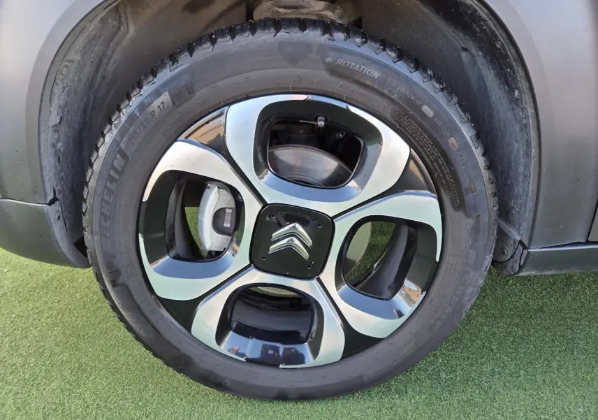 Gros plan sur la jante alliage 17'' diamantée noire et argentée du Citroën C3 Aircross gris platinium.