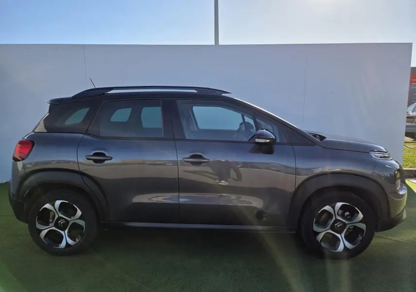 Profil côté gauche d'un Citroën C3 Aircross gris platinium avec toit noir perlé et jantes alliage 17 pouces.